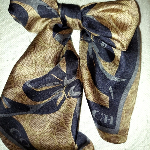 Coach NWT Signature Square Silk Bow Scarf in Medium Khaki and Black 23"Sq - Picture 9 of 14